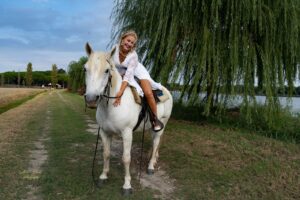 La modella bolognese Cinzia Zucchini con il suo cavallo